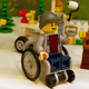 Ilustración para el artículo titulado Lego incluye una figura en silla de ruedas por primera vez en su historia